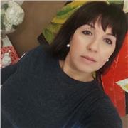 Offro lezioni a bambini delle scuole elementari e medie adattando il mio insegnamento ai tempi e alle capacità di apprendimento.